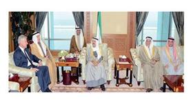 سمو الأمير مستقبلاً وزير الدفاع الأمريكي بحضور الشيخ خالد الجراح والشيخ علي الجراح