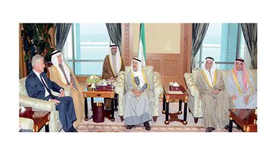 سمو الأمير مستقبلاً وزير الدفاع الأمريكي بحضور الشيخ خالد الجراح والشيخ علي الجراح