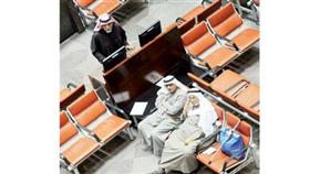 الحسرة تبدو على وجوه المتداولين (تصوير: أحمد أبوعطية)