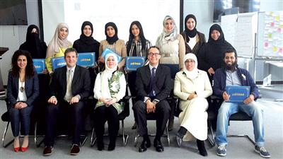 المشاركون في الدورة وبينهم هدى الدويسان