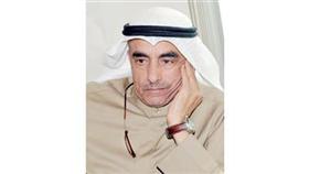 الحميدي منصتاً إلى سؤال لـ «الوطن»