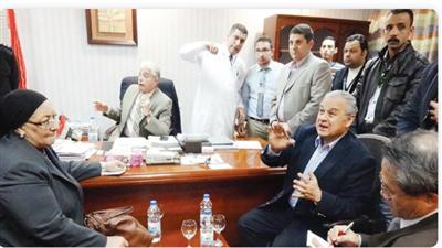وزيرا الصحة والسياحة ومحافظ جنوب سيناء يستمعون لشرح الحادث