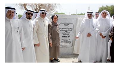 الشيخ أحمد المشعل ونورية السداني ومحمد الحمدان أمام حجر الاساس للمجمع والسدرة النبيلة