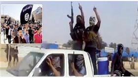 صورة التقطت من فيديو على موقع «اليوتيوب» تظهر عدداً من مسلحي «داعش» في أحد شوارع بيجي. وفي الإطار عراقيون يرفعون أعلام «القاعدة» في الموصل دعماً لعناص