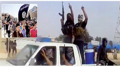 صورة التقطت من فيديو على موقع «اليوتيوب» تظهر عدداً من مسلحي «داعش» في أحد شوارع بيجي. وفي الإطار عراقيون يرفعون أعلام «القاعدة» في الموصل دعماً لعناص