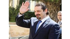 الحريري يحيي الحضور في ساحة المقر الحكومي في بيروت (رويترز)