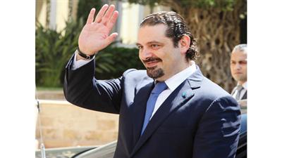 الحريري يحيي الحضور في ساحة المقر الحكومي في بيروت (رويترز)