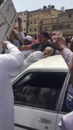 صورة لحادثة انحشار وافد بين مركبتين