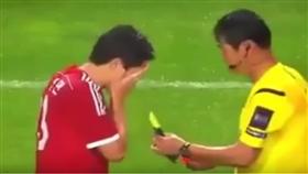 حكم يخير لاعبًا بين الإنذار أو الطرد
