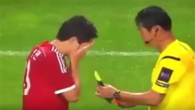حكم يخير لاعبًا بين الإنذار أو الطرد