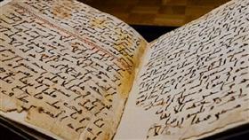 زوار من العالم فاضت دموعهم لرؤية أقدم رقائق القرآن