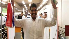 العشرات يُمضون الليل أمام متاجر المملكة بانتظار "آيفون 6s"