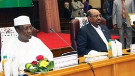 الرئيس السوداني عمر البشير ونظيره التشادي ادريس ديبي خلال افتتاح مؤتمر الحوار السوداني بالخرطوم