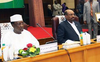 الرئيس السوداني عمر البشير ونظيره التشادي ادريس ديبي خلال افتتاح مؤتمر الحوار السوداني بالخرطوم