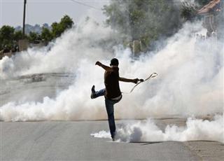 صورة ارشيفية لمواجهة الشباب الفلسطيني للاحتلال الإسرائيلي