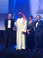 الشيخ طلال الخالد متسلماً الجائزه الخاصة لمنظمة التجارة البحرية للشرق الأوسط وشبه القارة الهندية وإفريقيا لعام 2015في دبي