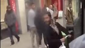اعتداء عنصري على مسلم معاق بحافلة في لندن
