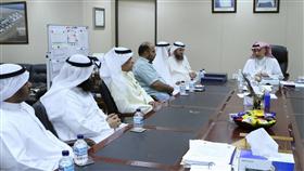 دعيج العون في اجتماع مع الموظفيين
