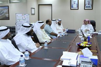 دعيج العون في اجتماع مع الموظفيين