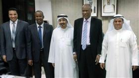هادي الوطري يتوسط محمد البغيلي والمستشار الاقتصادي السوداني ومساعده