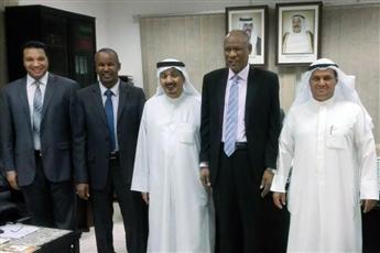 هادي الوطري يتوسط محمد البغيلي والمستشار الاقتصادي السوداني ومساعده