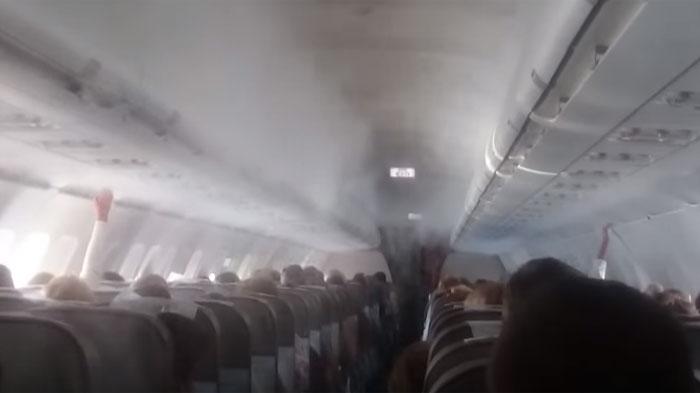 Кадры из салона падающего самолета