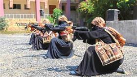 يمنيات يحملن «الأر بي جي»