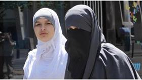 امرأة محجبة