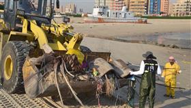 جانب من نشاط فريق الغوص الكويتي في رفع المخلفات الضارة
