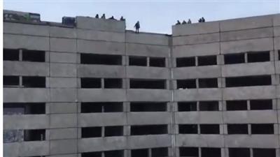 مشهد مأساوي لمغامرة تسقط من الدور التاسع