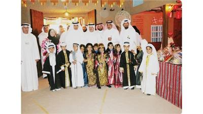 د.الاثري مع منظمي المعرض