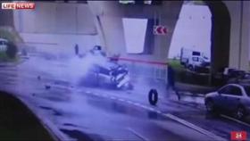 فيديو||.. سائق ينجو بأعجوبة من حادث سقوط مروع لسيارته من ارتفاع 20 مترا