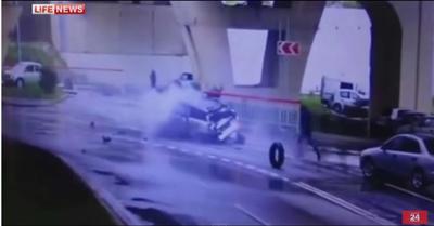 فيديو||.. سائق ينجو بأعجوبة من حادث سقوط مروع لسيارته من ارتفاع 20 مترا
