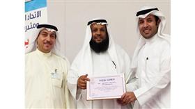 الحمدان مكرما المشاركين في الندوة