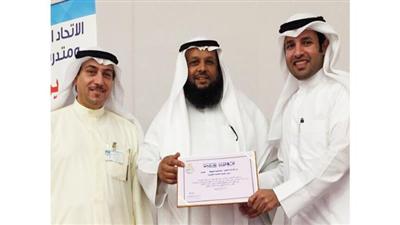 الحمدان مكرما المشاركين في الندوة