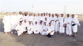 موظفو «الوطني» خلال رحلة العمرة