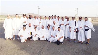 موظفو «الوطني» خلال رحلة العمرة