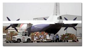 طائرة تنقل مساعدات في مطار صنعاء