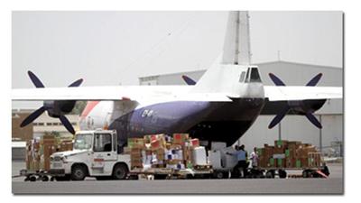 طائرة تنقل مساعدات في مطار صنعاء