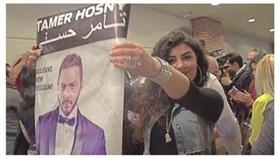 الجميلات يطاردن تامر حسني في بلجيكا