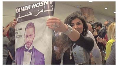 الجميلات يطاردن تامر حسني في بلجيكا