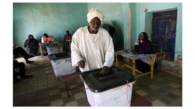 السودان يمدد التصويت في الانتخابات يوماً واحداً
