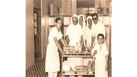 مضمدون من الجالية العربية بالمستشفى الأميري عام 1953