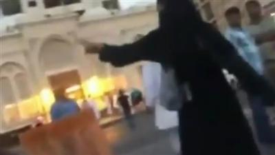فيديو - شاب يصفع امرأة داخل سوق بجدة يثير استياءً واسعاً على مواقع التواصل