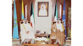 سموه اثناء استقباله الشيخ احمد العبدالله