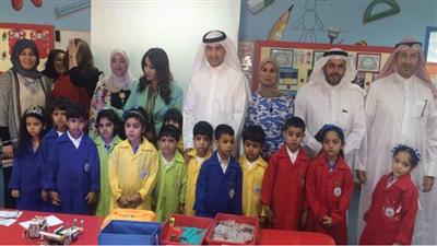 د.الاثري مع اطفال روضة الوسم
