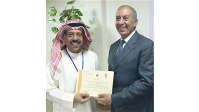محافظ البحر الأحمر يهدي الزميل جاسم التنيب شهادة تقدير
