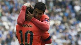 برشلونة بعشرة لاعبين يهزم اسبانيول ويعزز صدارته للدوري الأسباني