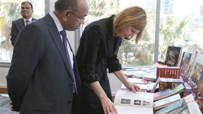 سفارة الهند تهدي مجموعة من الكتب إلى مكتبة الجامعة الأمريكية في الكويت