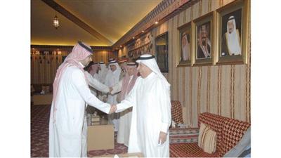 السفير السعودي مستقبلاً المبايعين في مقر السفارة